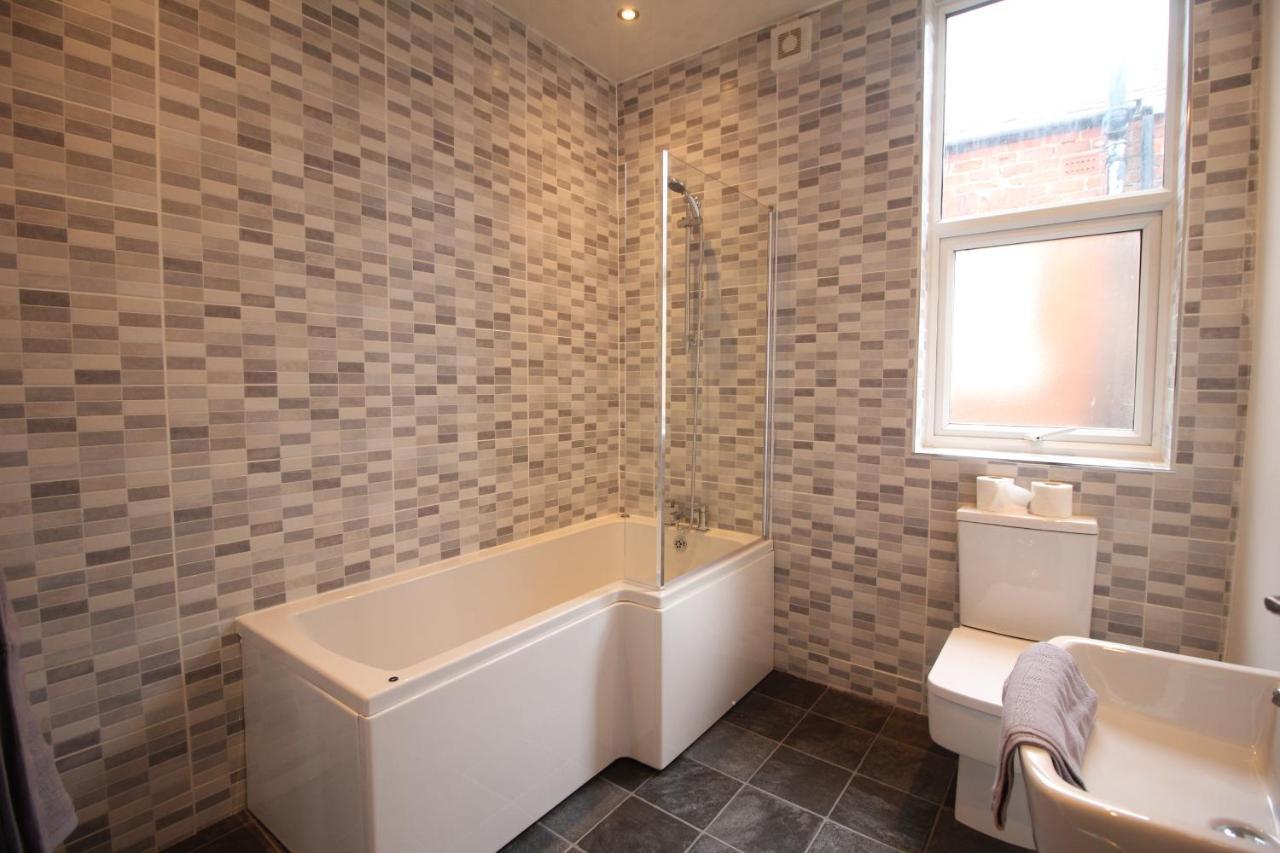 Media Manor - Fully Refurbished In 2022 - Large 6 Bedrooms, 3 Bathrooms Plus Media Games Room Blackpool Dış mekan fotoğraf