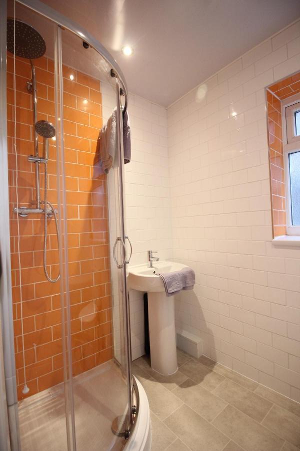 Media Manor - Fully Refurbished In 2022 - Large 6 Bedrooms, 3 Bathrooms Plus Media Games Room Blackpool Dış mekan fotoğraf