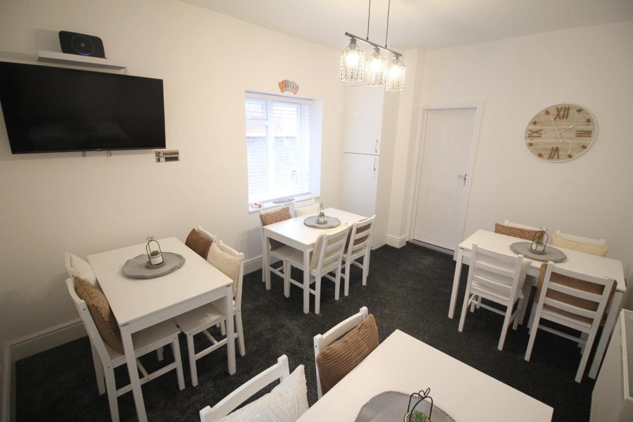 Media Manor - Fully Refurbished In 2022 - Large 6 Bedrooms, 3 Bathrooms Plus Media Games Room Blackpool Dış mekan fotoğraf